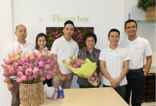 PHU NHÂN CỦA CỰU THỦ TƯỚNG MALAYSIA ĐẾN THĂM FLOWER BOX